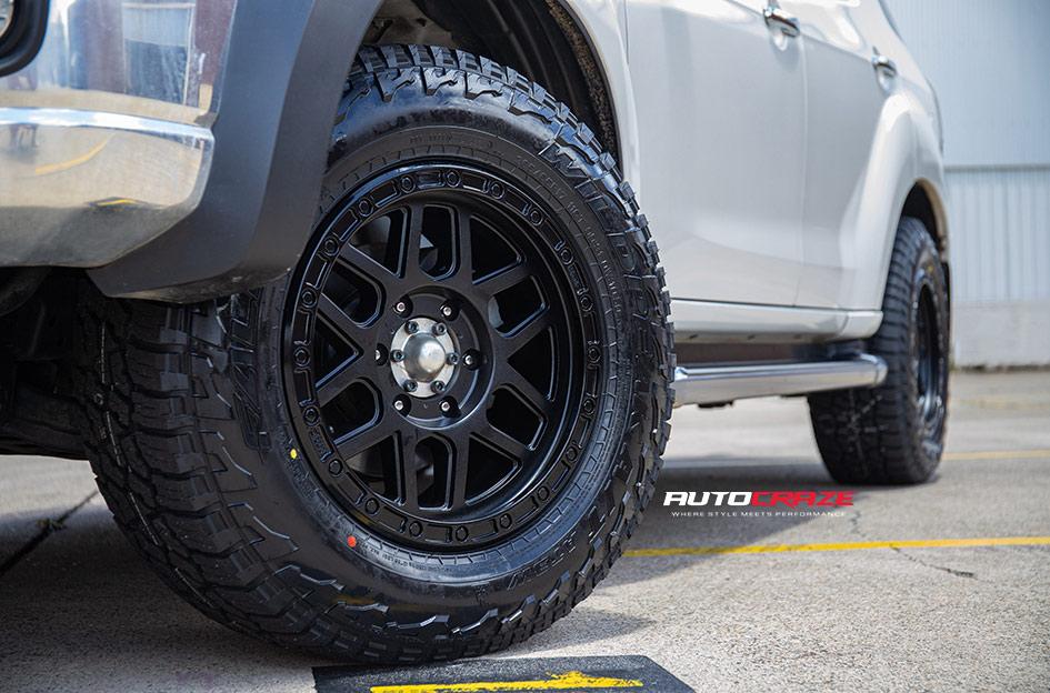 ISUZU MU X KM544 MESA SATIN BLACK GLOSS BLACK LIP