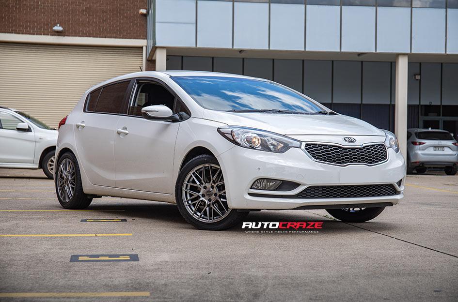 KIA-CERATO-HOCKENHEIM-HYPER-BLACK
