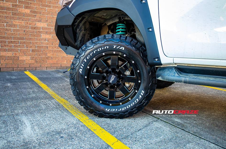 TOYOTA HILUX 4WD MO962 GLOSS BLACK MILLED ACCENTS