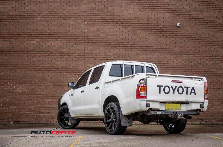 TOYOTA HILUX N70 4WD SLIDE GLOSS BLACK