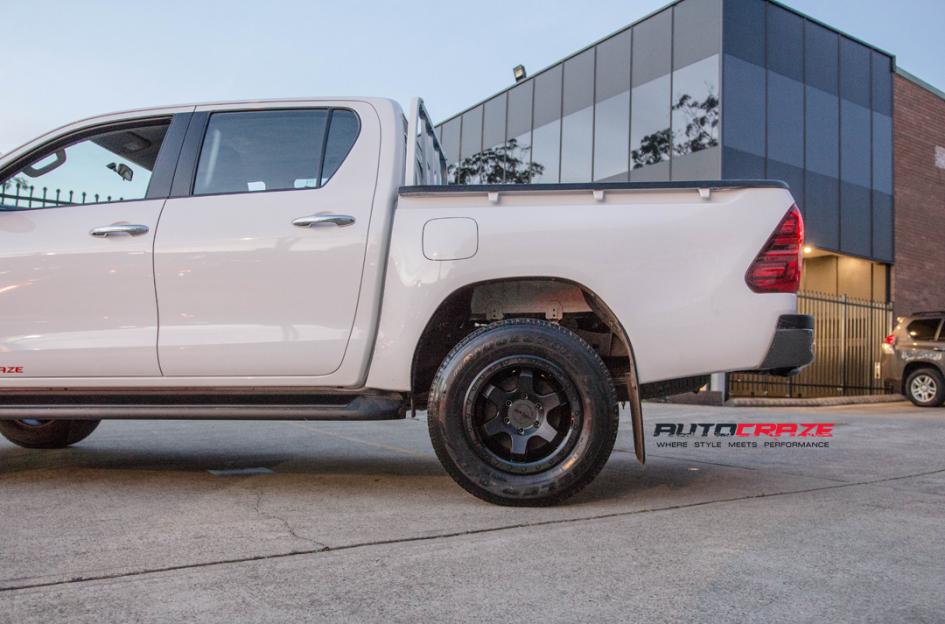 TOYOTA-HILUX-4WD-SIX-MATTE-BLACK-FACE-WITH-GLOSS-BLACK-WINDOWS
