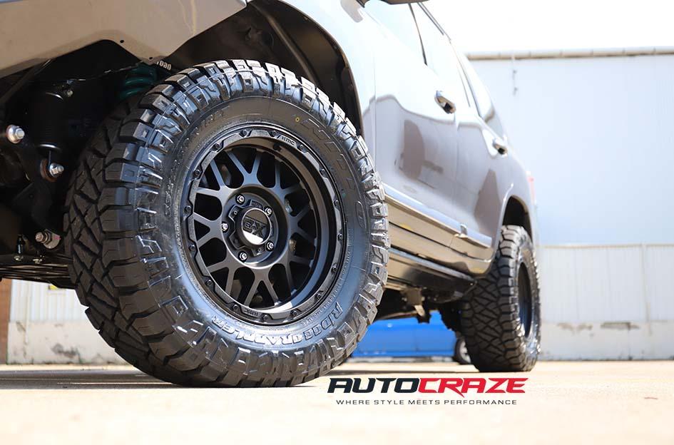 TOYOTA LANDCRUSIER GRENADE OR MATTE BLACK