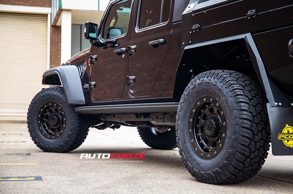 JEEP GLADIATOR CHASE SATIN BLACK