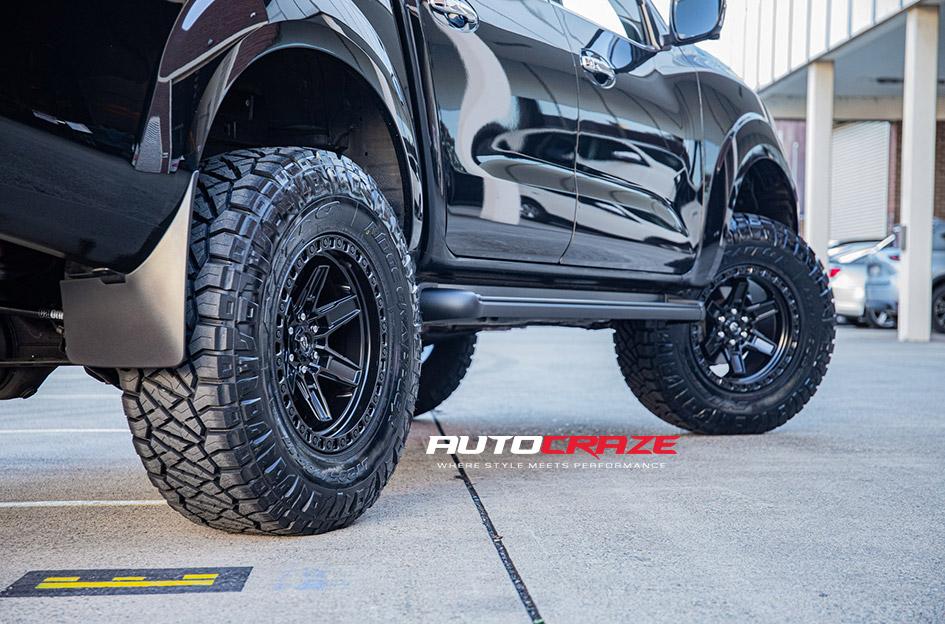 NISSAN NAVARA KICKER MATTE BLACK