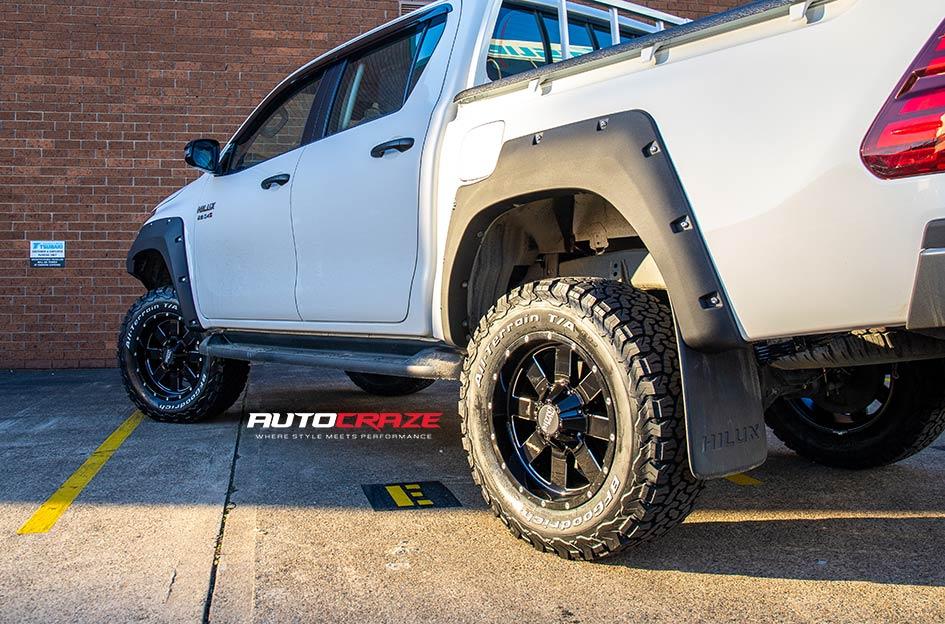 TOYOTA HILUX 4WD MO962 GLOSS BLACK MILLED ACCENTS