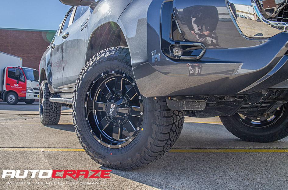 TOYOTA HILUX 4WD MO962 GLOSS BLACK MILLED ACCENTS