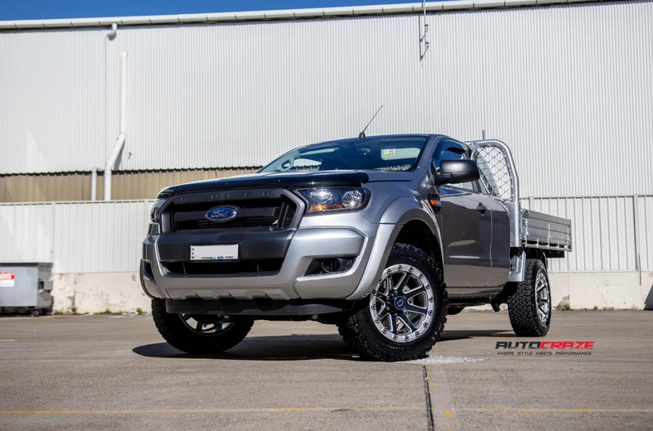 FORD RANGER GRUNT G1 SILVER WITH BLACK CENTRE POLISH LIP