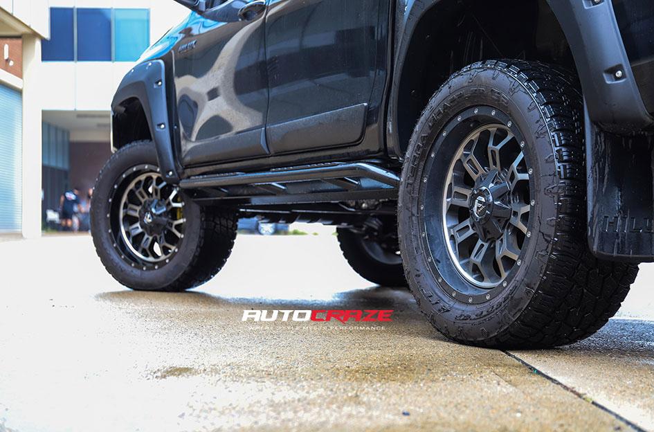 TOYOTA HILUX 4WD CRUSH GLOSS BLACK DOUBLE DARK TINT