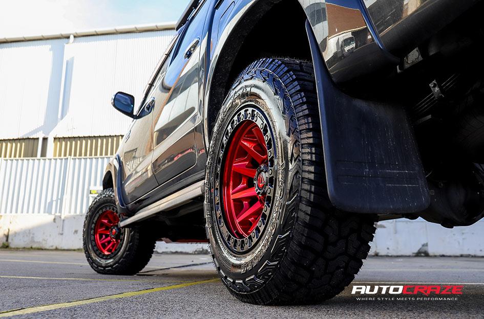 TOYOTA HILUX N70 4WD COVERT CANDY RED BLACK LIP
