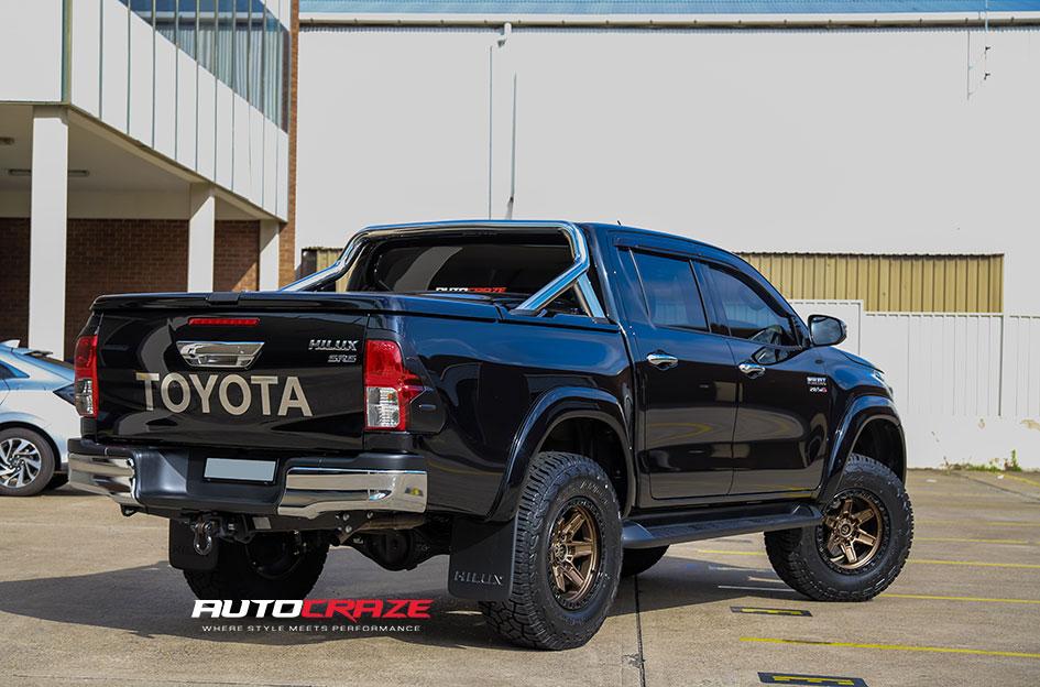 TOYOTA HILUX 4WD KICKER BRONZE CENTER BLACK LIP