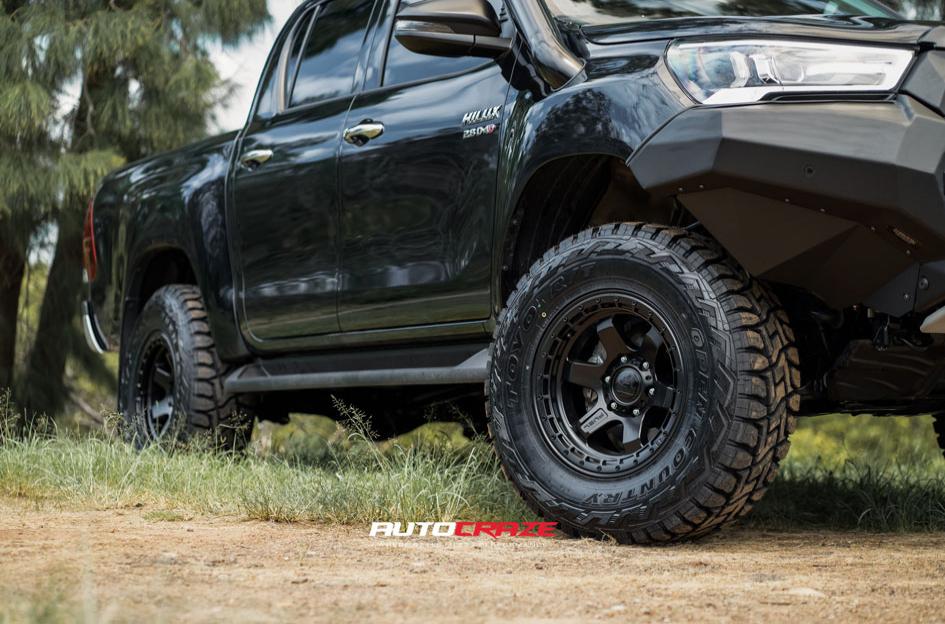 TOYOTA HILUX 4WD SHOK MATTE BLACK