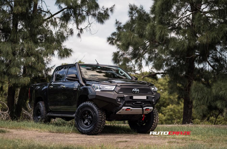 TOYOTA HILUX 4WD SHOK MATTE BLACK