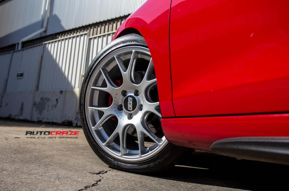 VOLKSWAGEN GOLF CH R BRILLIANT SILVER WITH STAINLESS STEEL RIM PROTECTOR