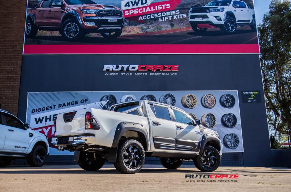 TOYOTA HILUX N80 4WD GD01 BLACK WITH CHROME INSERTS