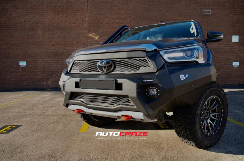 TOYOTA HILUX 4WD REBEL ANTHRACITE CENTER W BLACK LIP