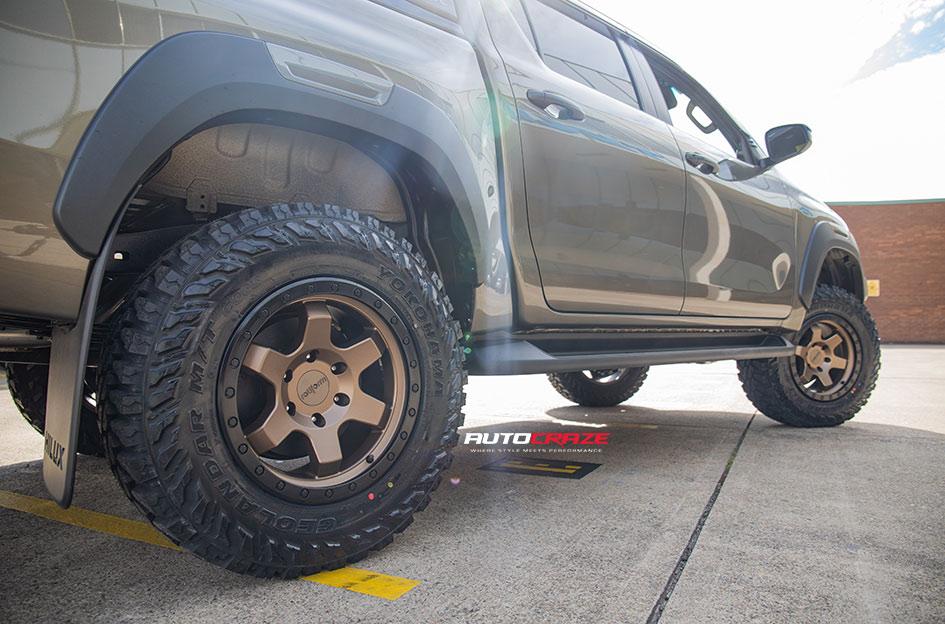 TOYOTA HILUX N80 4WD SIX MATTE BRONZE