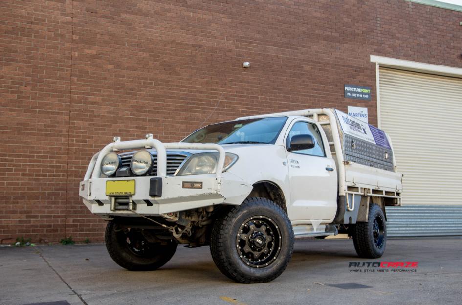 TOYOTA HILUX N70 4WD GD01 BLACK WITH CHROME INSERTS