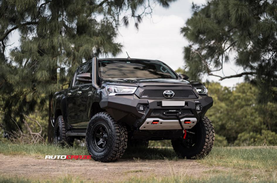 TOYOTA HILUX 4WD SHOK MATTE BLACK