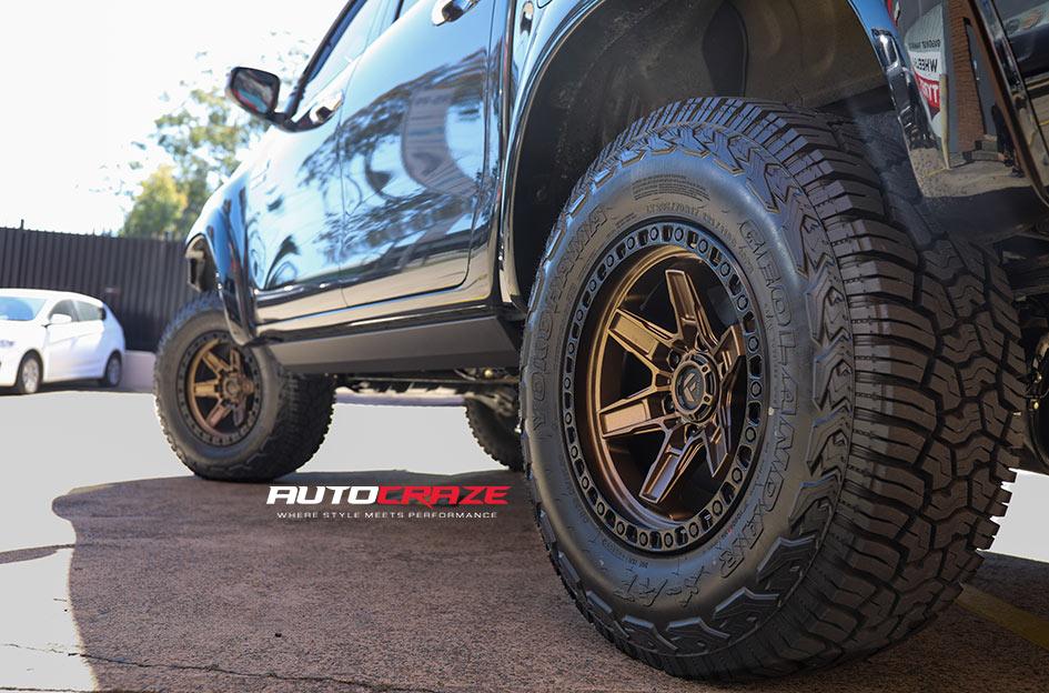 TOYOTA HILUX 4WD KICKER BRONZE CENTER BLACK LIP