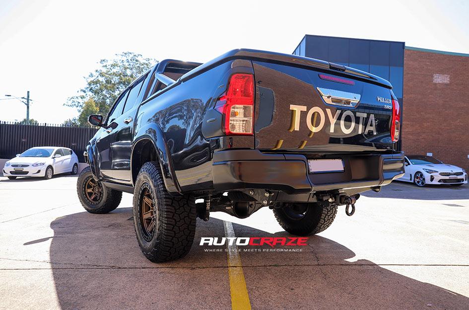 TOYOTA HILUX 4WD KICKER BRONZE CENTER BLACK LIP