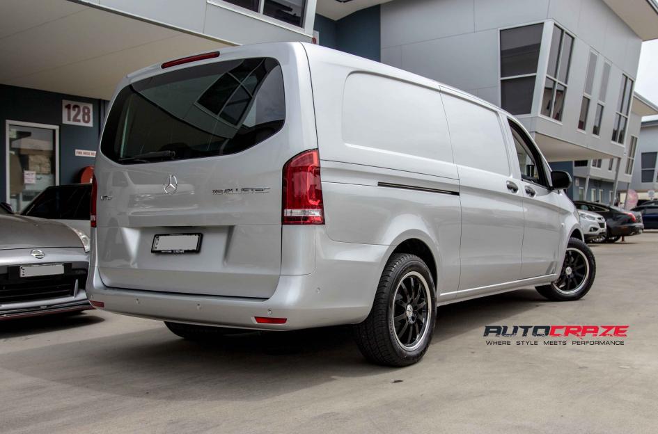 MERCEDES-VITO-WILHELM-GLOSS-BLACK-POLISH-LIP