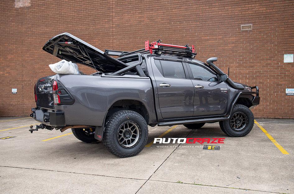 TOYOTA HILUX 4WD BULLY XD MATTE GREY BLACK RING