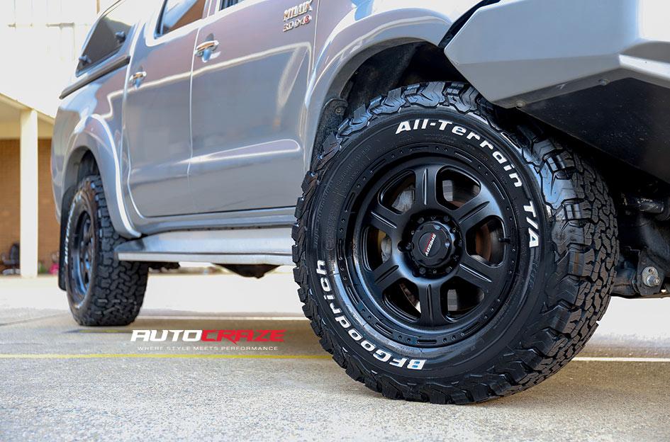 TOYOTA HILUX 4WD BUCKSHOT SATIN BLACK