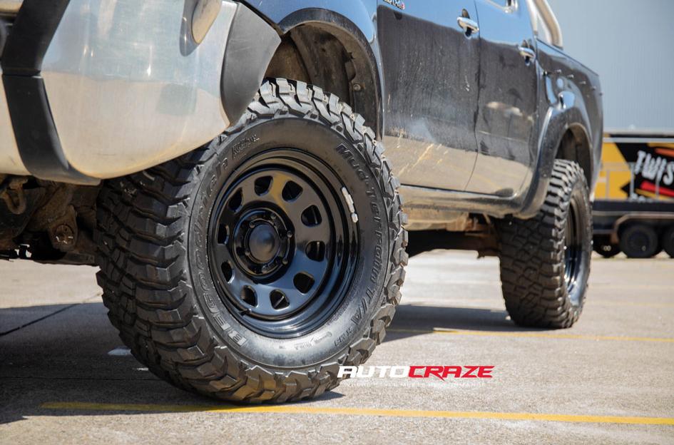 TOYOTA HILUX N70 4WD D HOLE BLACK
