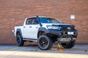 TOYOTA HILUX 4WD MO962 GLOSS BLACK MILLED ACCENTS