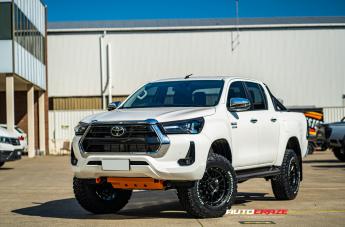 TOYOTA HILUX 4WD CHAOS SATIN BLACK