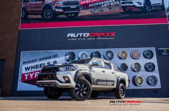 TOYOTA HILUX N80 4WD GD01 BLACK WITH CHROME INSERTS