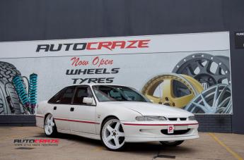 HOLDEN-COMMODORE-FR-WHITE-POLISH-LIP
