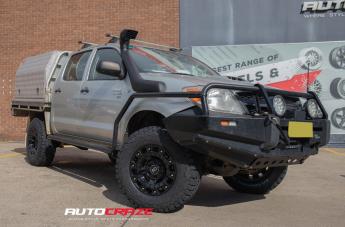TOYOTA HILUX 4WD CINCO GLOSS BLACK W STAINLESS BOLTS