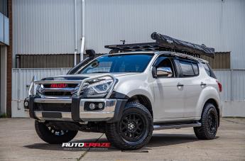 ISUZU MU X KM544 MESA SATIN BLACK GLOSS BLACK LIP
