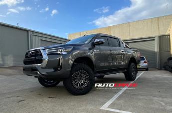 TOYOTA HILUX 4WD REBEL ANTHRACITE CENTER W BLACK LIP
