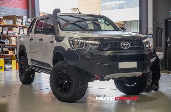 TOYOTA HILUX N80 RUGGED X KICKER MATTE BLACK